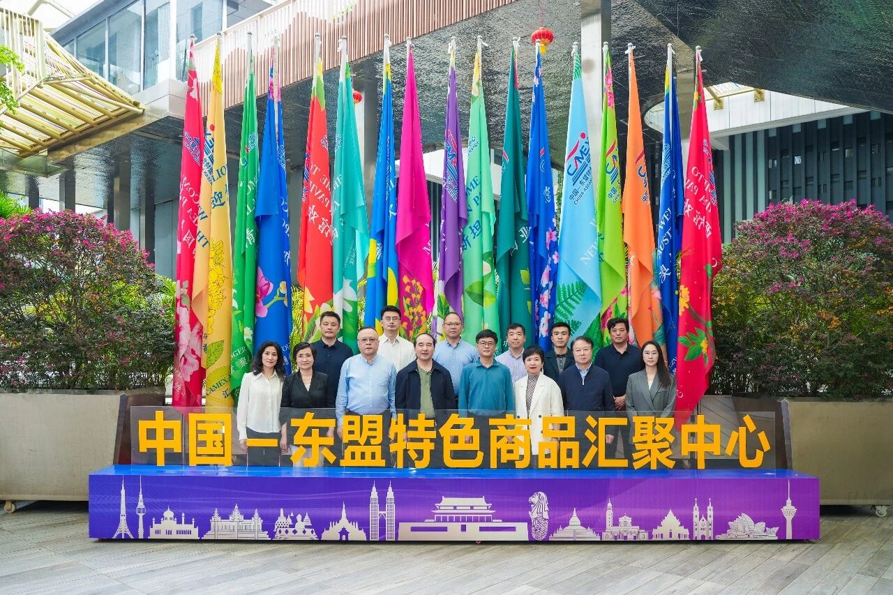 南京市政協(xié)黨組副書(shū)記蔣躍建一行參訪(fǎng)中新物流園、匯聚中心和水果交易中心